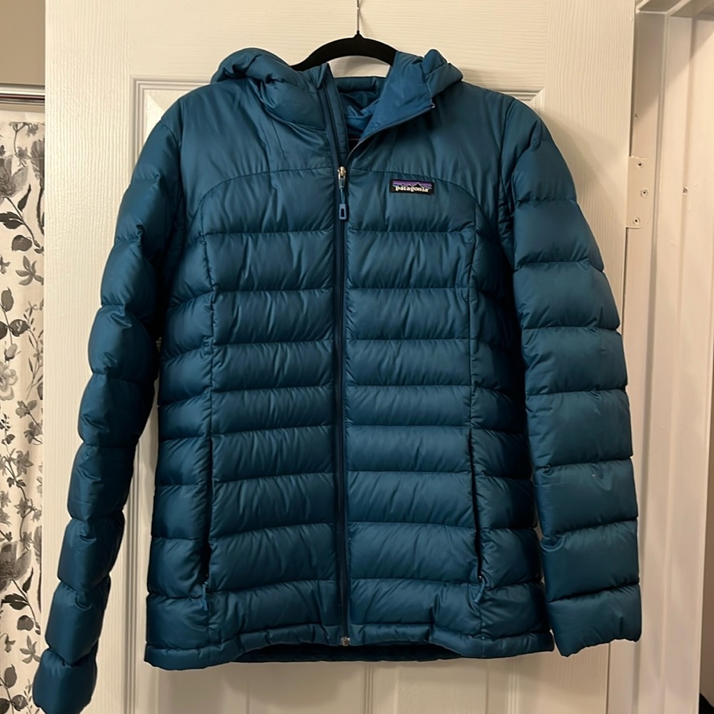 Women’s Patagonia puffer jacket with hood